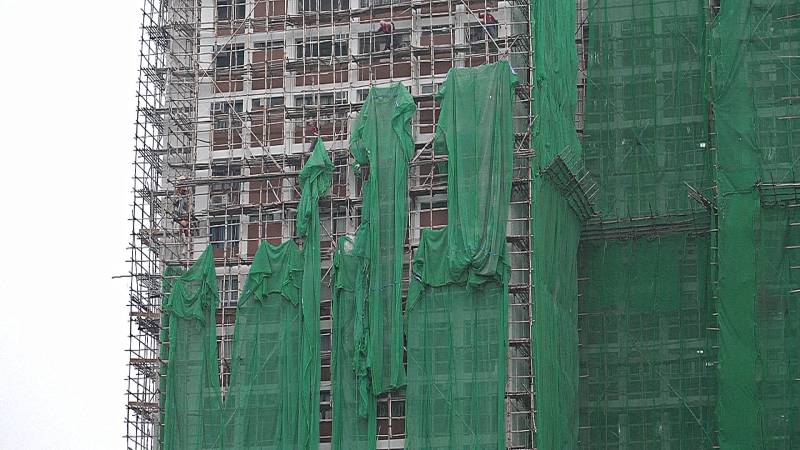В Гонконге со всех зданий снимают строительную сетку