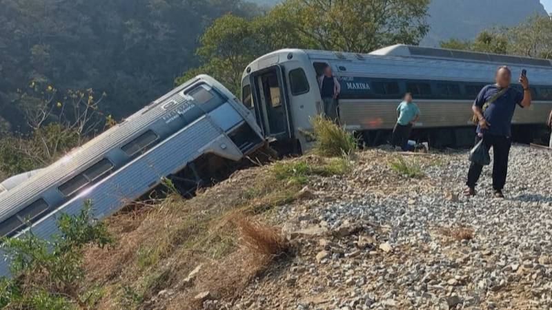 В Мексике сошёл с рельсов пассажирский поезд, есть жертвы