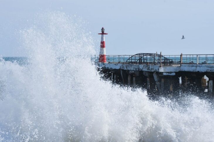 Ледяной шторм идёт на ЮБК: Ялту и Феодосию накроют двухметровые волны