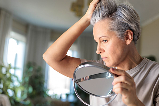 Ученые нашли способ замедлить появление седых волос