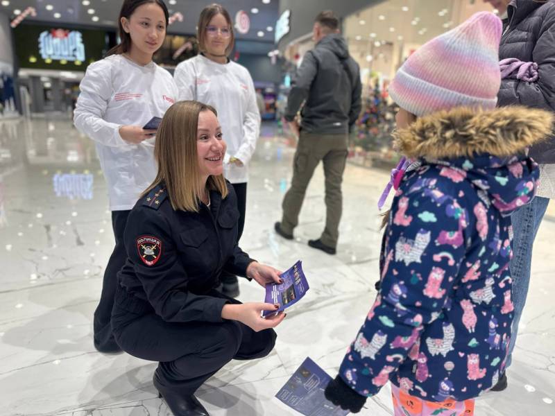 Сотрудники Госавтоинспекции Севастополя помогают детям и взрослым стать яркими