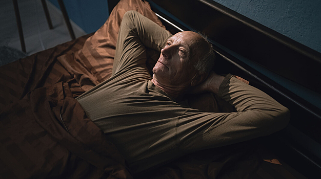 Названа неочевидная причина проблем со сном у мужчин