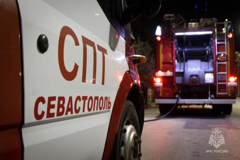 Неэксплуатируемое кафе тушат севастопольские огнеборцы МЧС России