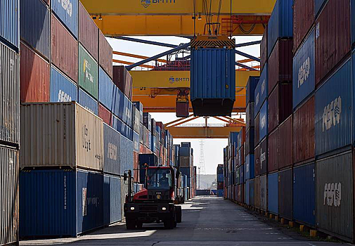 Путин поручил расширить импорт приоритетных товаров