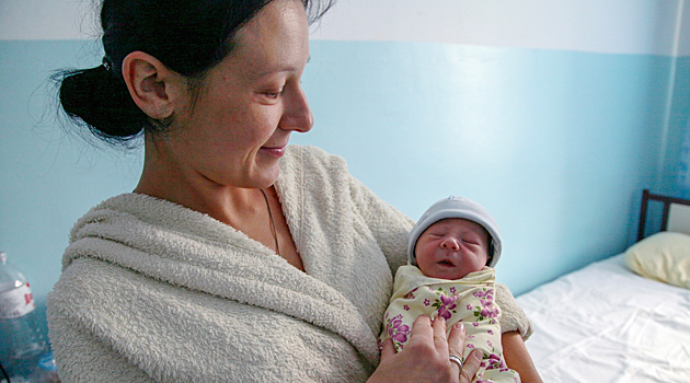 Как участие мамы ускоряет восстановление недоношенного малыша