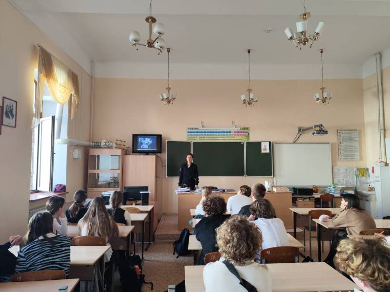 Севастопольские полицейские обучают подростков противодействию вовлечения в наркосбыт и экстремизм Севастопольские полицейские обучают подростков противодействию вовлечения в наркосбыт и экстремизм