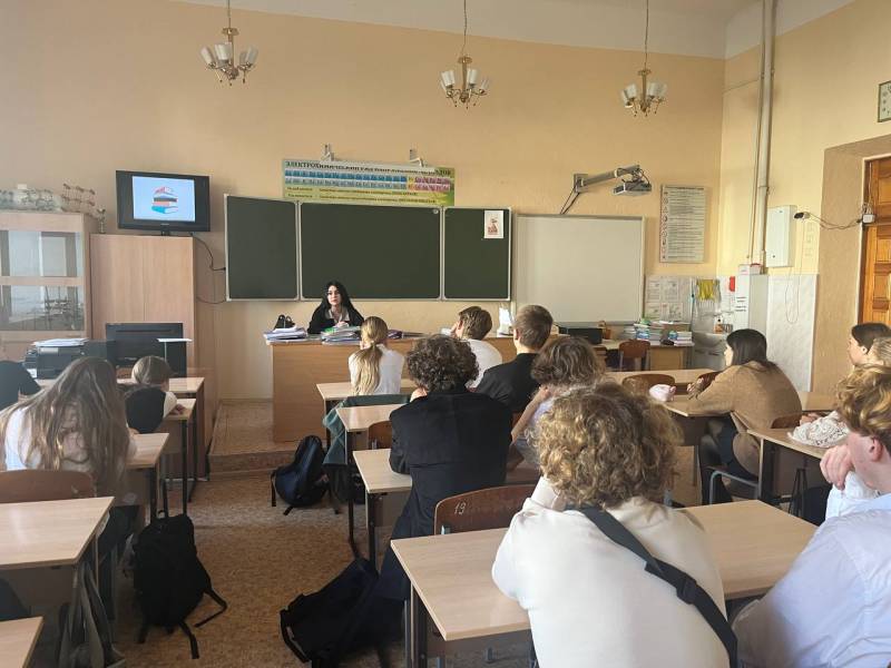 Севастопольские полицейские обучают подростков противодействию вовлечения в наркосбыт и экстремизм