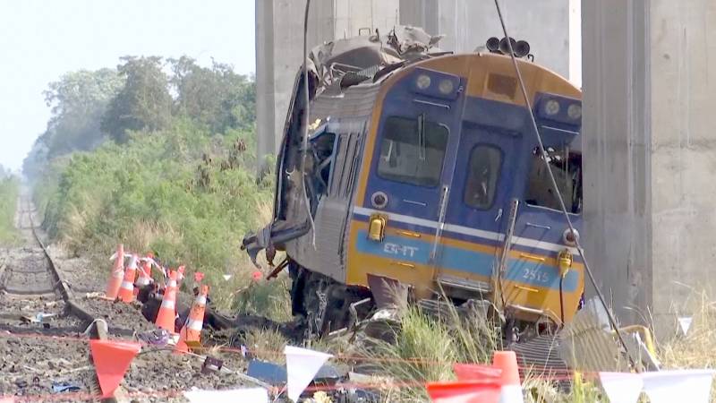 Число жертв падения крана на поезд в Таиланде возросло до 32