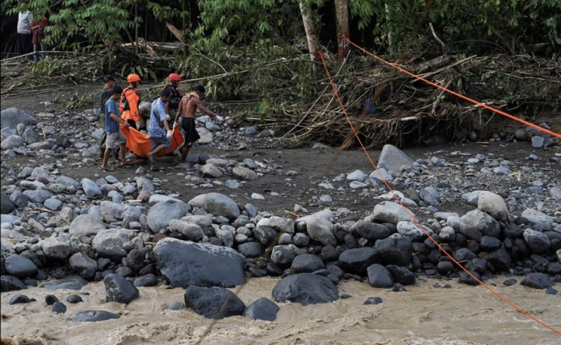 Оползень в Индонезии: 82 человека пропали без вести