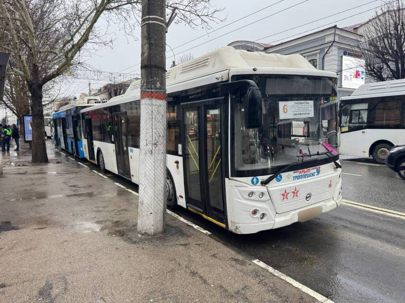 Госавтоинспекция Симферополя устанавливает обстоятельства ДТП с общественным транспортом