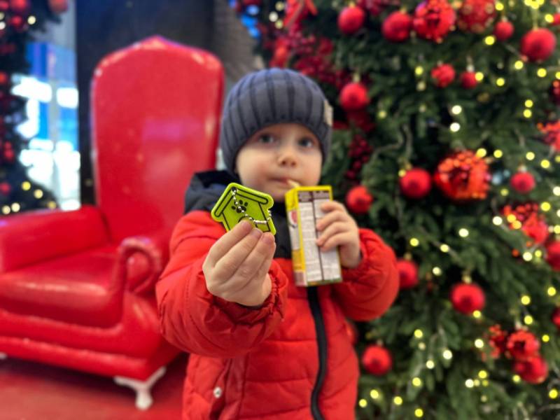 Сотрудники Госавтоинспекции Севастополя помогают детям и взрослым стать яркими