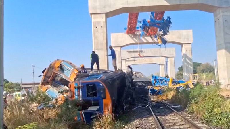 Кран упал на поезд в Таиланде: десятки жертв