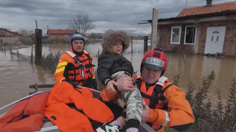 Наводнения в Косове: людей спасают из домов