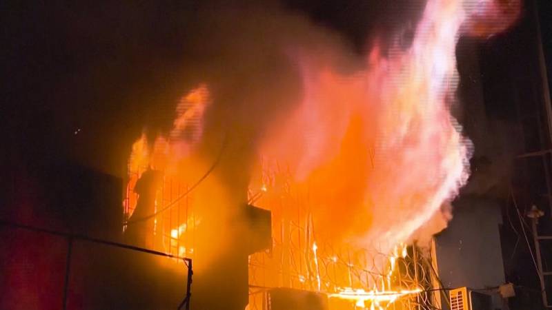 Пожар в торговом центре Карачи: погибших уже 26, около 70 пропали без вести