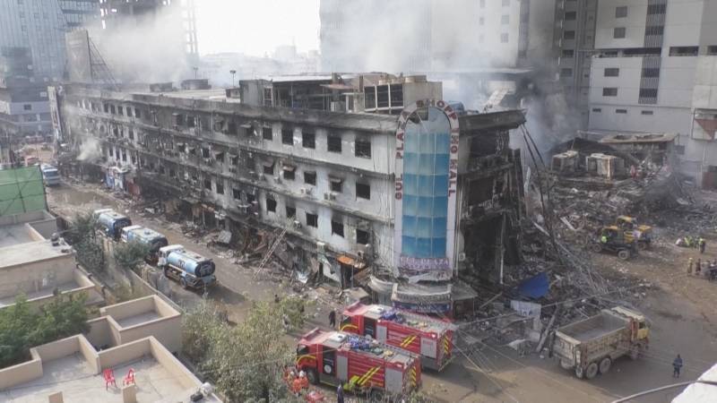 Уже не менее 50 тел обнаружили среди руин сгоревшего ТЦ в Карачи