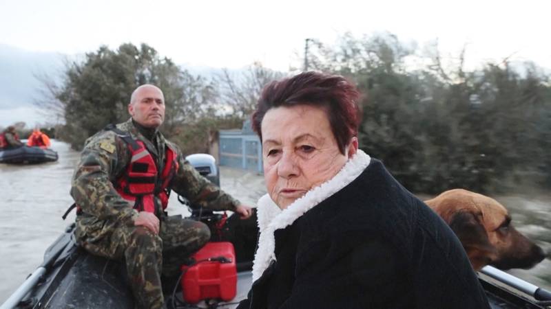 В Албании людей спасают на лодках после затопления