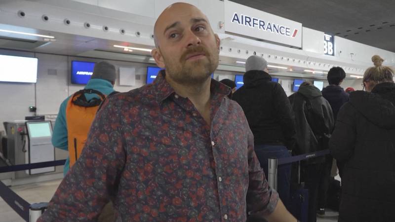 В крупнейшем аэропорту Франции отменяют рейсы из-за снегопада