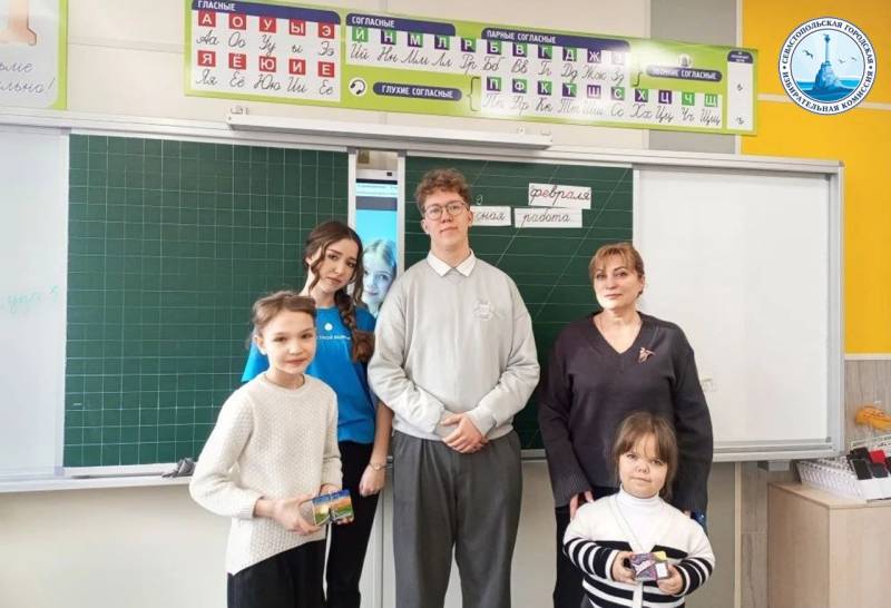 Севастопольская городская избирательная комиссия вручила победителям конкурса «Выборы глазами детей» календарики с их рисунками Севастопольская городская избирательная комиссия вручила победителям конкурса «Выборы глазами детей» календарики с их рисунками