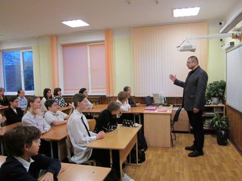 Севастопольские полицейские продолжают проводить профилактические беседы со школьниками