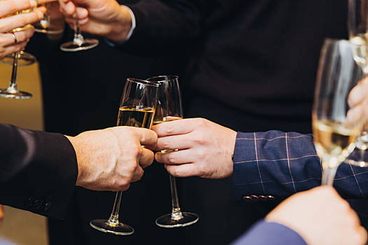 Одно застолье с алкоголем может повысить тревожность на год