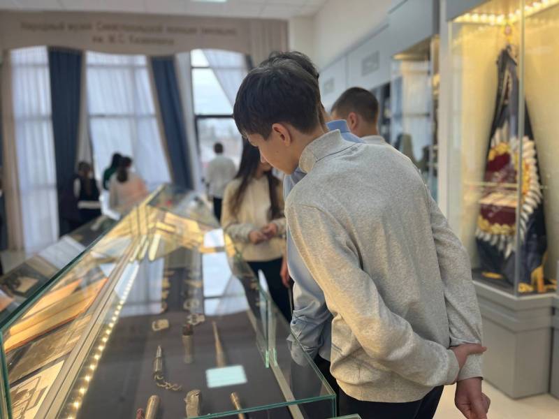 Сотрудники полицейского наркоконтроля организовали для гимназистов экскурсию в Народный музей полиции (милиции) имени М.С. Казакевича Сотрудники полицейского наркоконтроля организовали для гимназистов экскурсию в Народный музей полиции (милиции) имени М.С. Казакевича