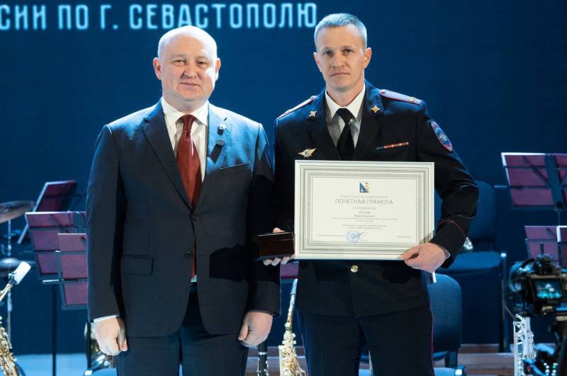 Губернатор Севастополя поздравил сотрудников органов внутренних дел с наступающими праздниками Губернатор Севастополя поздравил сотрудников органов внутренних дел с наступающими праздниками