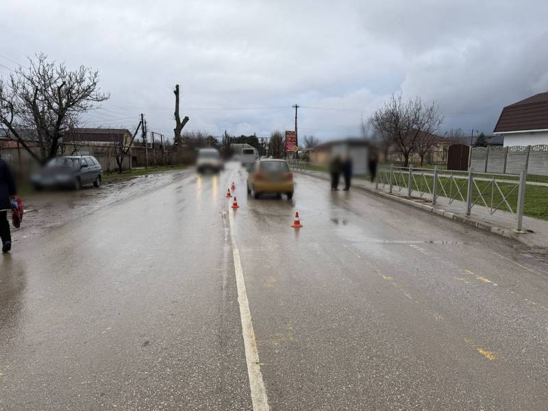 Сотрудники Госавтоинспекции Бахчисарайского района устанавливают обстоятельства ДТП, в котором пострадал несовершеннолетний