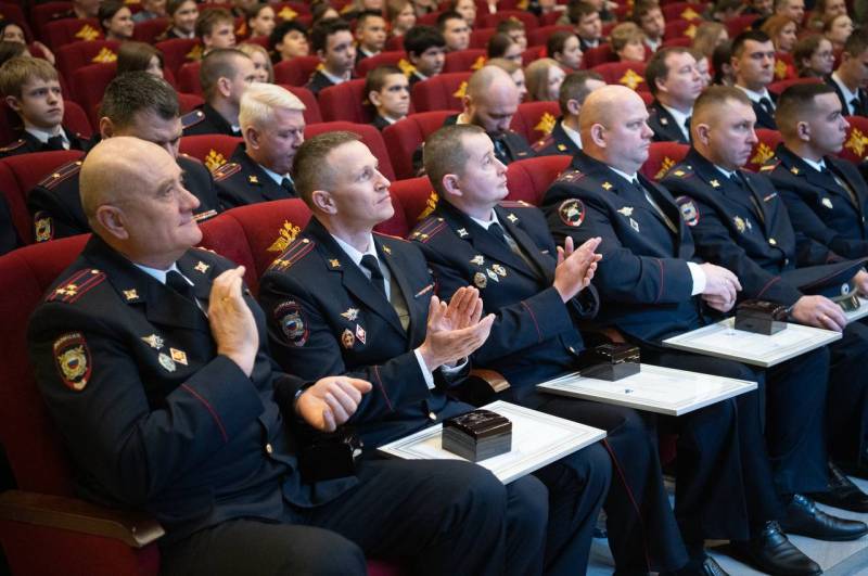Губернатор Севастополя поздравил сотрудников органов внутренних дел с наступающими праздниками Губернатор Севастополя поздравил сотрудников органов внутренних дел с наступающими праздниками