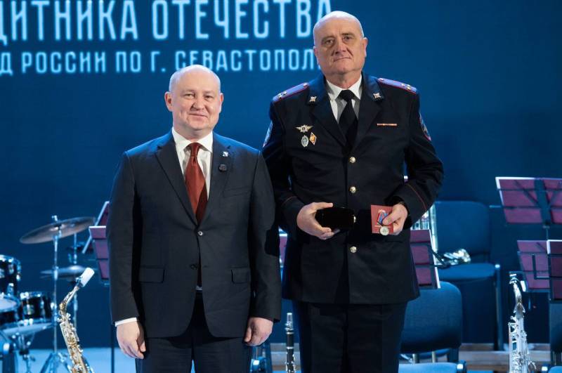 Губернатор Севастополя поздравил сотрудников органов внутренних дел с наступающими праздниками Губернатор Севастополя поздравил сотрудников органов внутренних дел с наступающими праздниками