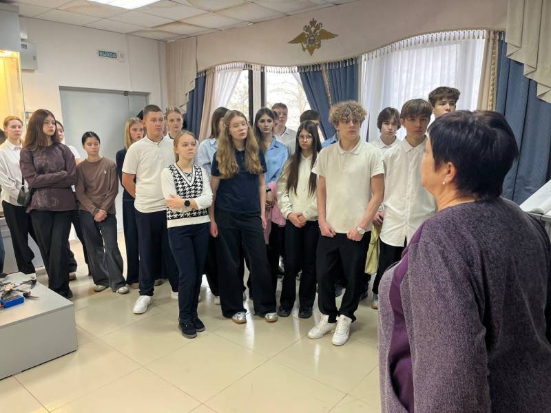 Сотрудники полицейского наркоконтроля организовали для гимназистов экскурсию в Народный музей полиции (милиции) имени М.С. Казакевича Сотрудники полицейского наркоконтроля организовали для гимназистов экскурсию в Народный музей полиции (милиции) имени М.С. Казакевича