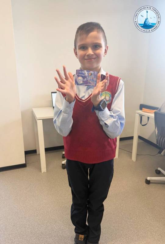 Севастопольская городская избирательная комиссия вручила победителям конкурса «Выборы глазами детей» календарики с их рисунками Севастопольская городская избирательная комиссия вручила победителям конкурса «Выборы глазами детей» календарики с их рисунками