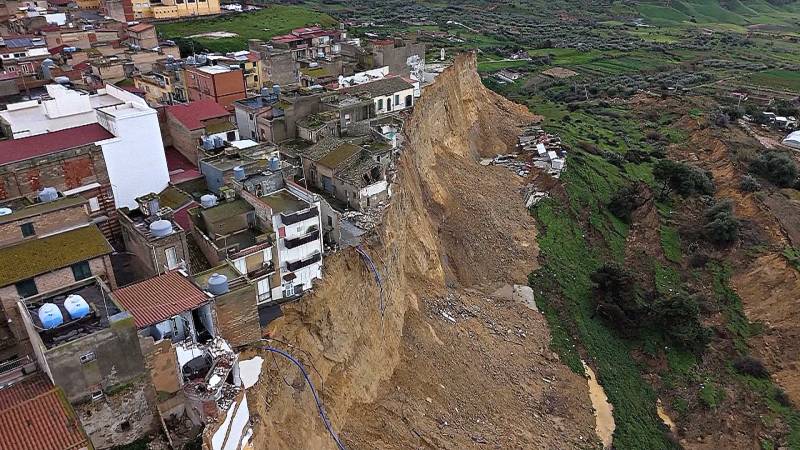 Город на краю обрыва: жители итальянского Нишеми спасают личные вещи из опасных районов