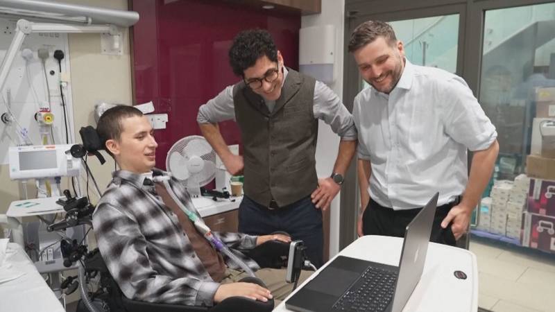 Парализованный мужчина с помощью мозгового чипа управляет компьютером