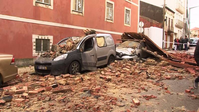 Португальцы стоят в очереди за черепицей после шторма
