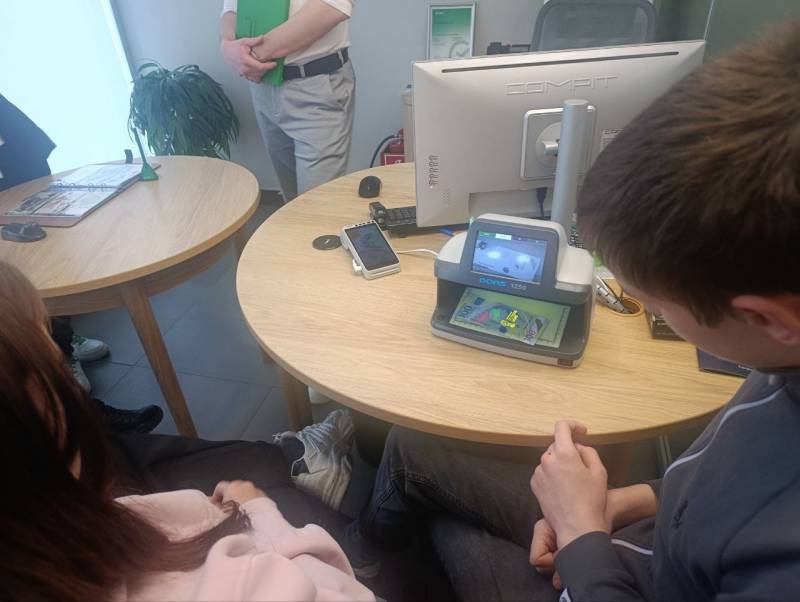 Воспитанники Центра помощи детям «Наш дом» вместе с сотрудниками Департамента финансов города Севастополя посетили экскурсию в ПАО "Сбербанк"