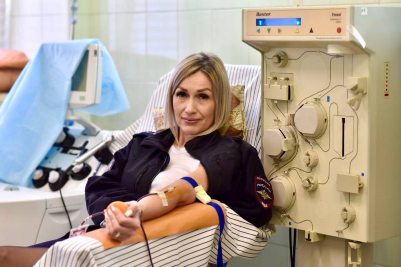 Сотрудники Госавтоинспекции присоединились к донорской акции, приуроченной к знаменательной для каждого севастопольца дате - 12-летию Русской весны