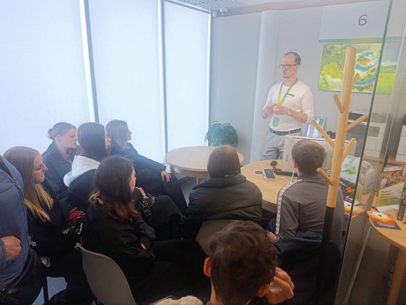 Воспитанники Центра помощи детям «Наш дом» вместе с сотрудниками Департамента финансов города Севастополя посетили экскурсию в ПАО "Сбербанк"