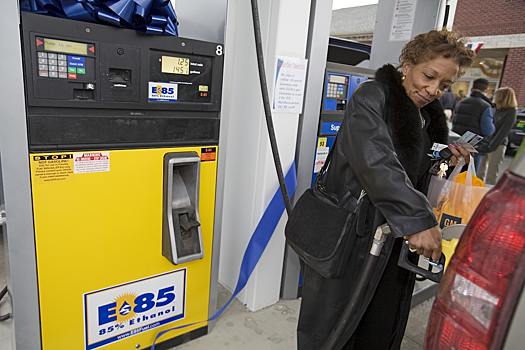 Бензин в США подорожал до максимума за три года