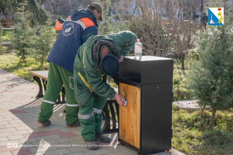 Специалисты «Парков и скверов» начали весенний уход за растениями в сквере Корабела Бутомы