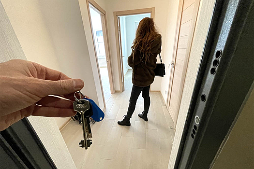 В России незамужние женщины чаще неженатых мужчин покупают квартиры