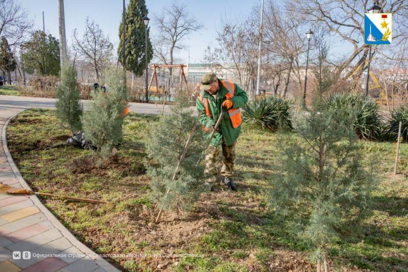 Специалисты «Парков и скверов» начали весенний уход за растениями в сквере Корабела Бутомы