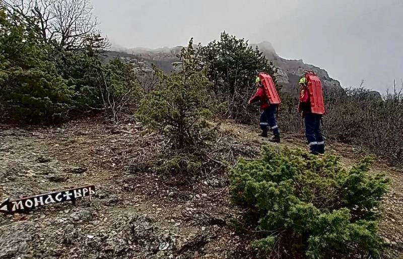 Крымские спасатели оказали помощь туристке на горном массиве Сандык-Кая