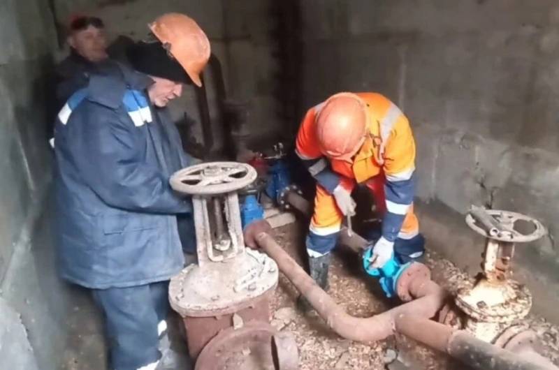 Водоканал: Рабочие моменты. Бригада №1 Гагаринского участка службы водоснабжения выполнила работы на ул. П.Корчагина и Камышовом шоссе Фото Александра Рафиханова Водоканал: Рабочие моменты. Бригада №1 Гагаринского участка службы водоснабжения выполнила работы на ул. П.Корчагина и Камышовом шоссе Фото Александра Рафиханова