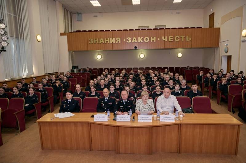 Севастопольские кадеты органов внутренних дел стали победителями в интеллектуальной викторине, приуроченной ко Дню воссоединения Севастополя и Крыма с Россией