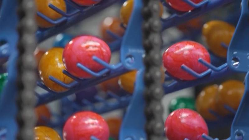 Как на баварской фабрике красят яйца к Пасхе