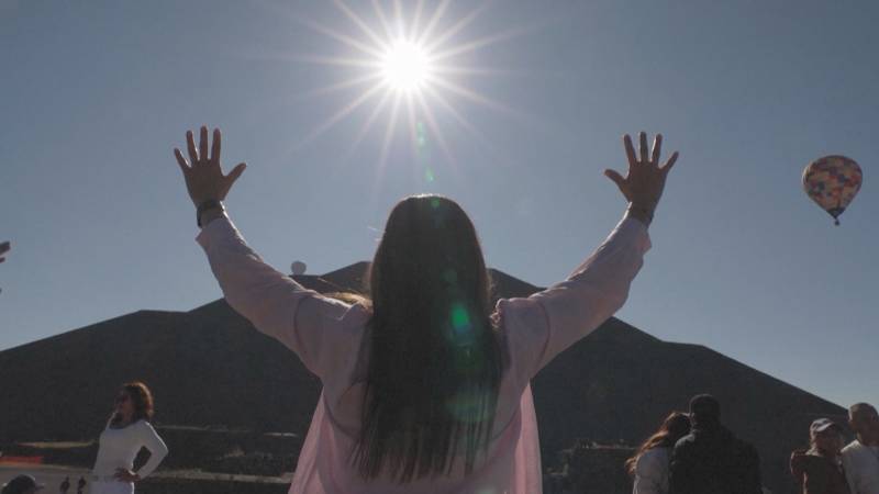 Мексиканцы встретили рассвет в Теотиуакане в день весеннего равноденствия