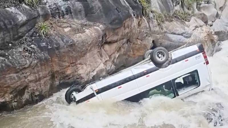 Микроавтобус упал в реку в Перу: 11 погибших