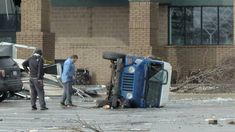 Не менее шести человек стали жертвами торнадо в США