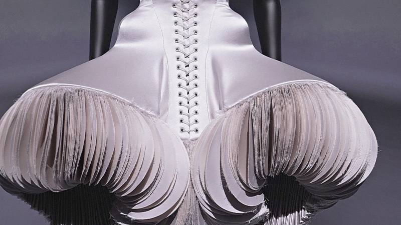 Новая выставка об истории модного дома Schiaparelli открывается в Лондоне