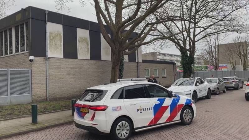 Полиция разыскивает подозреваемого после взрыва у еврейской школы в Амстердаме